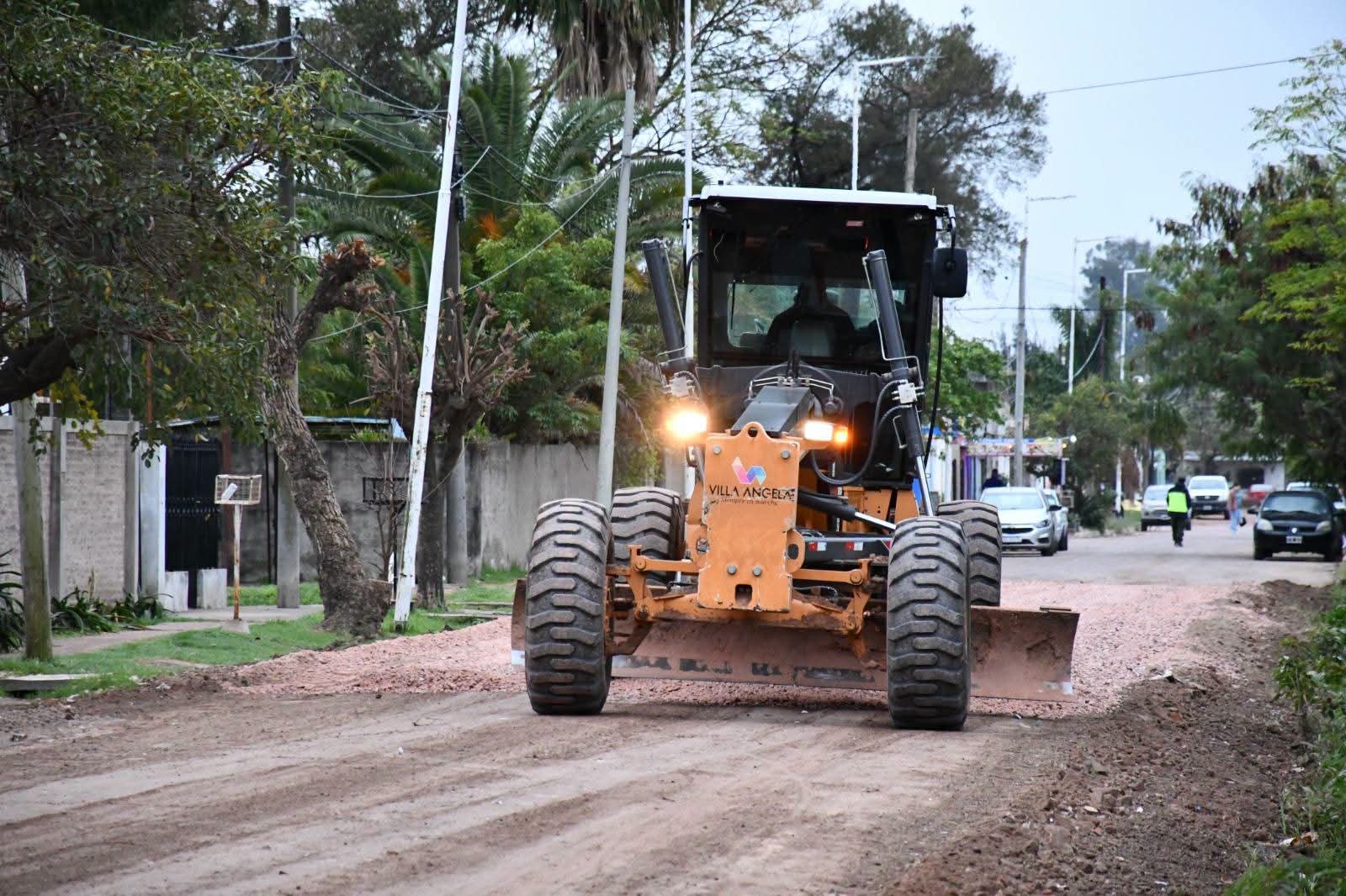 AVANZA LA COLOCACI&Oacute;N DE RIPIO EN CALLE JOSEFA ROSELLO