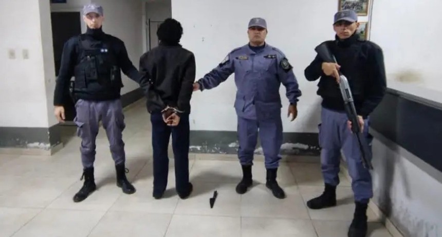 CHARATA: Apu&ntilde;al&oacute; a su hermano con un cuchillo de carnicero: lo detuvieron
