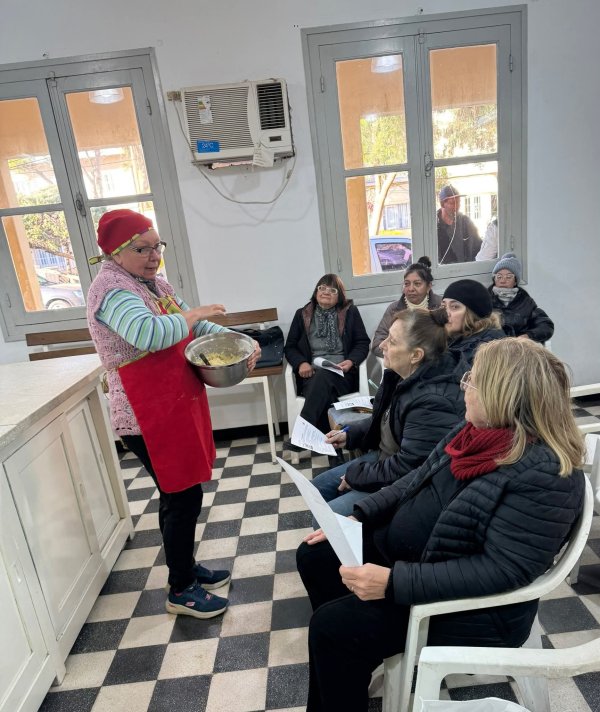 TALLER GRATUITO PARA CEL&Iacute;ACOS: ROSITA CALCHICHEN COMPARTI&Oacute; T&Eacute;CNICAS PARA ELABORAR ROLLS DE CANELA Y FACTURAS SIN TACC