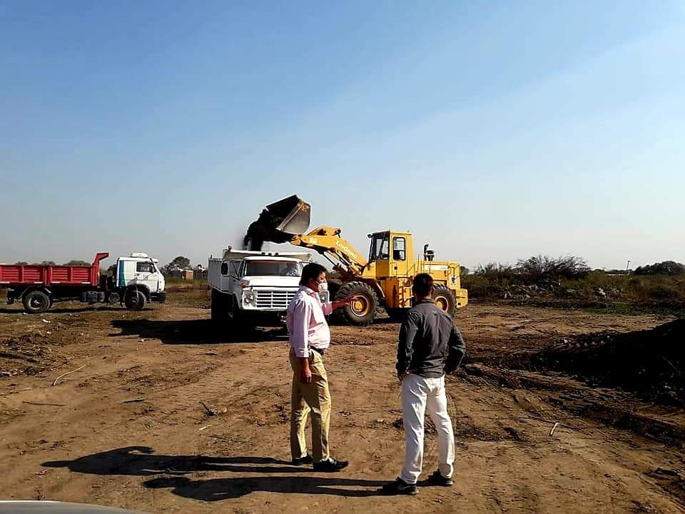Villa  Berthet: EL MUNICIPIO COMENZ&Oacute; CON LOS TRABAJOS DE MOVIMIENTO DE SUELO EN EL B&deg; SAGRADO CORAZ&Oacute;N