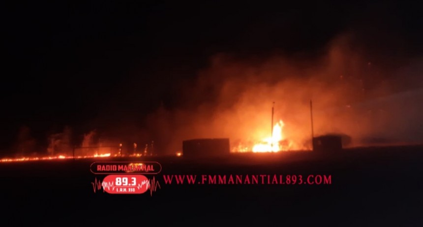 Mes&oacute;n de Fierro: UN INCENDIO DE GRAN MAGNITUD PUSO EN PELIGRO LA ESCUELA RURAL N&deg; 708 Y SE PROPAGO A OTROS CAMPOS POR LOS FUERTES VIENTOS