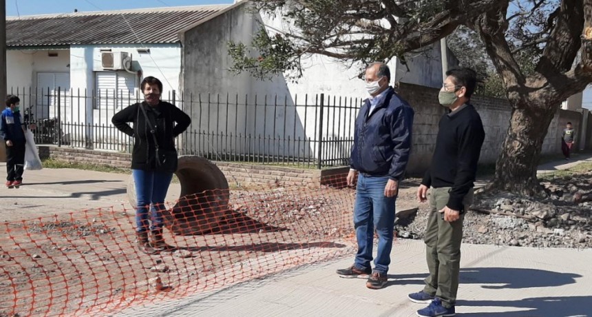 Villa &Aacute;ngela: EL INTENDENTE ADALBERTO PAPP EN LA OBRA DE PAVIMENTO &ldquo;ES UN TRABAJO QUE SOBRESALE EN TIEMPOS DE PANDEMIA&rdquo;