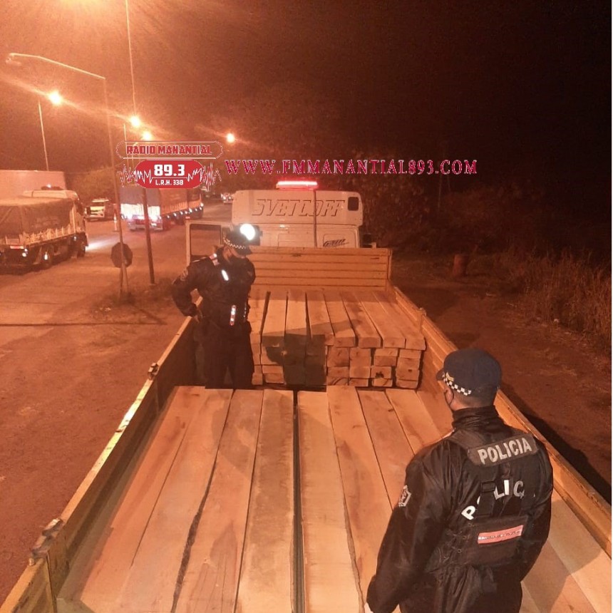 Santa Sylvina: POLIC&Iacute;A CAMINERA SECUESTR&Oacute; UNA CARGA DE DURMIENTES DE QUEBRACHO BLANCO POR NO CONTAR CON LA GU&Iacute;A FORESTAL