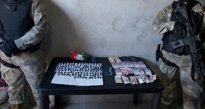 Secuestraron drogas y dinero y detuvieron a dos personas en un allanamiento en el asentamiento Zampa