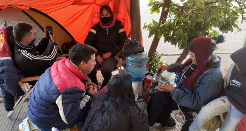 Se encadenaron e instalaron una carpa en la vereda de los tribunales de S&aacute;enz Pe&ntilde;a