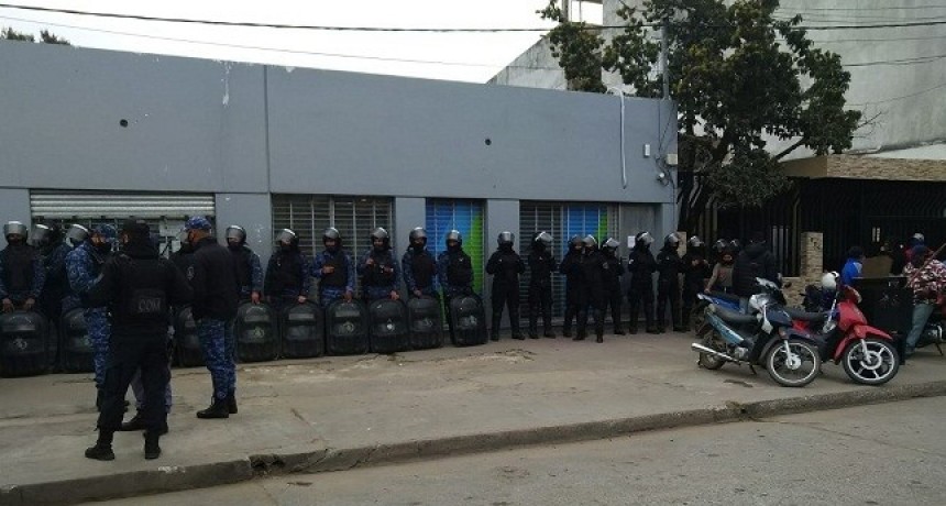 Tres oficiales heridos tras disturbios entre manifestantes en una dependencia de Desarrollo Social