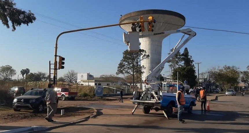 Villa &Aacute;ngela: El Municipio Coloca Nuevos Sem&aacute;foros ante el Aumento del Tr&aacute;nsito en la ciudad 