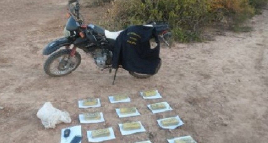 Otra persona logr&oacute; fugarse - Detuvieron en Castelli a un salte&ntilde;o que llevaba m&aacute;s de 10 kilos de marihuana