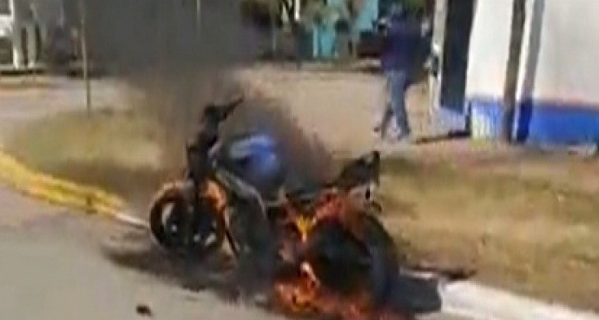 Coronel Du Graty: se le incendi&oacute; la motocicleta en el centro de la localidad