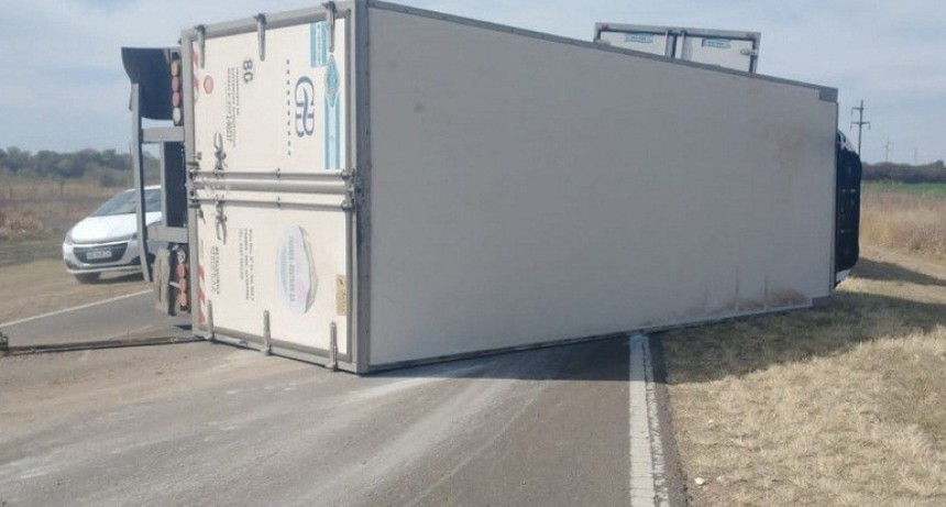 Conductor de un cami&oacute;n perdi&oacute; el control y volc&oacute; en plena Ruta Nacional N&deg;16