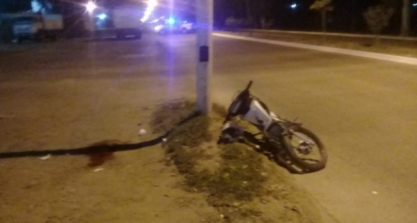 Villa &Aacute;ngela: UN MENOR COLISIONA UNA COLUMNA DE LUZ EN MOTO Y LO TRASLADAN AL HOSPITAL 4 DE JUNIO