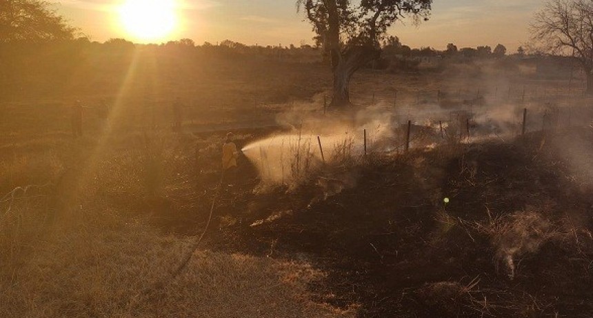Villa &Aacute;ngela: Bomberos asistieron a la extinci&oacute;n del incendio de pastizales en el Acceso Oeste de la ciudad