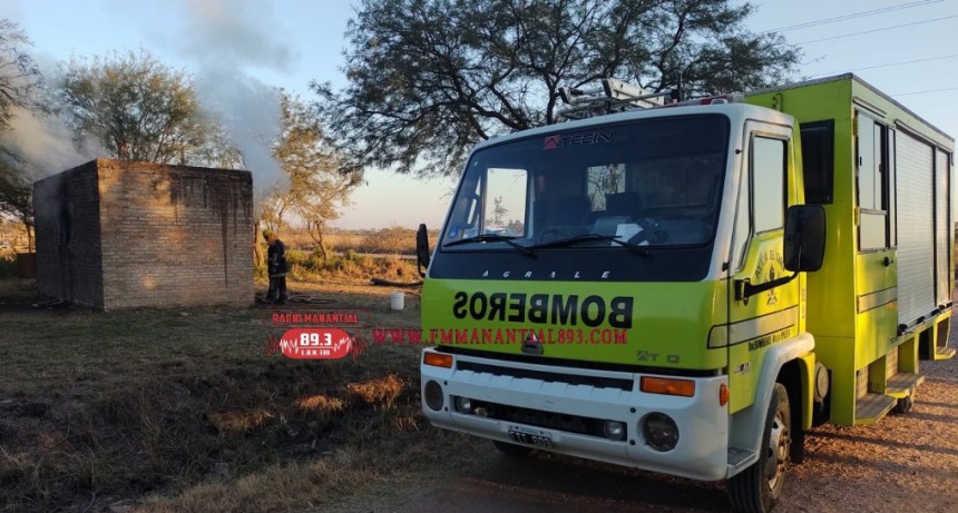 Colonia El Pastoril: SE INCENDI&Oacute; LA VIVIENDA DE UN DOCENTE | BOMBEROS LOGR&Oacute; SOFOCAR LAS LLAMAS