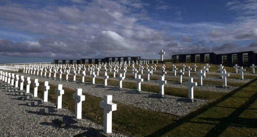 Malvinas: comenz&oacute; el trabajo forense para identificar soldados ca&iacute;dos en la Guerra y enterrados en una tumba colectiva