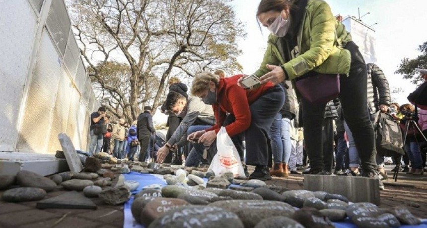 Marcha de las Piedras: emotivo homenaje a los fallecidos por coronavirus en Plaza de Mayo y Olivos