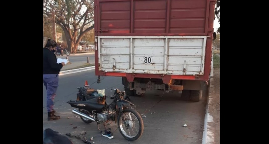 Resistencia: Un joven motociclista perdi&oacute; la vida tras chocar contra un cami&oacute;n