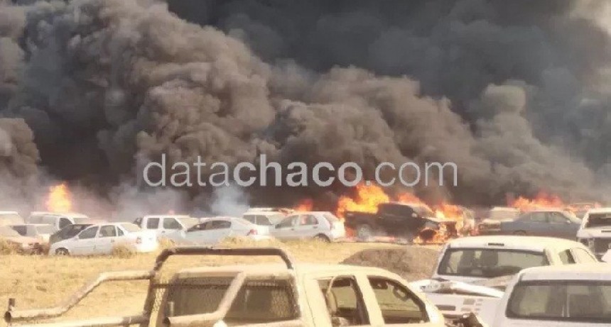 Resistencia: Voraz incendio arras&oacute; el dep&oacute;sito de veh&iacute;culos cercano a la Alcaid&iacute;a