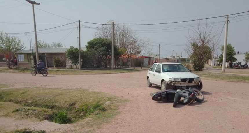 Villa Berthet: ACCIDENTE ENTRE AUTO Y MOTO DEJA UNA PERSONA GR&Aacute;VEMENTE HERIDA Y ESTRASLADADA AL 4 DE JUNIO DE S&Aacute;ENZ PE&Ntilde;A