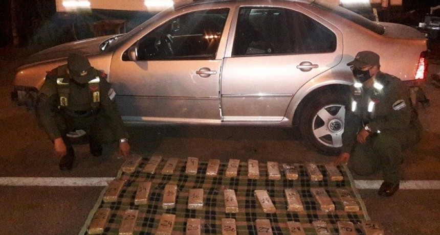 Transportaba m&aacute;s de 32 kilos de marihuana en su auto: lo detuvieron en el puente interprovincial