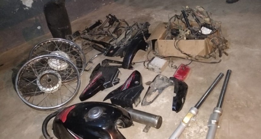 Villa &Aacute;ngela: LA DIVISI&Oacute;N DE INVESTIGACIONES DETIENE A 3 PERSONAS POR EL ROBO DE UNA MOTO | RECUPERARON LAS MOTOPARTES DEL RODADO