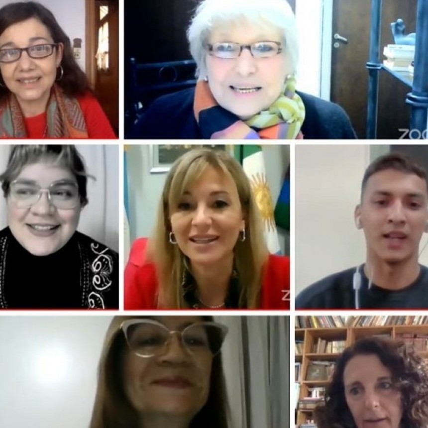 Conferencia de formaci&oacute;n docente para afianzar dise&ntilde;os curriculares, con m&aacute;s de 1.000 participantes