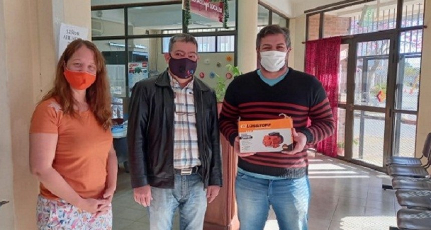 Villa &Aacute;ngela: Guillermo Buyatti en representaci&oacute;n del Ejecutivo Municipal concreto la entrega de una bomba de agua a la Delegaci&oacute;n local del PAMI 
