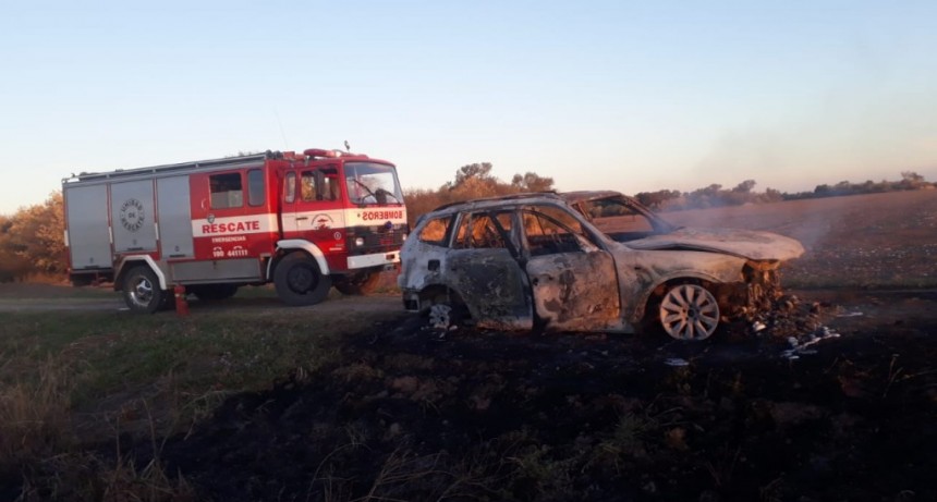 SE INCENDI&Oacute;N UN BMW EN LA ZONA RURAL DE CORONEL DU GRATY