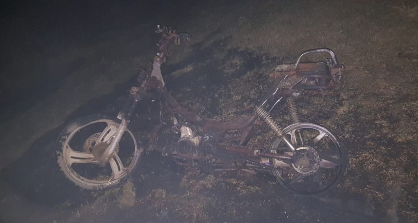 Coronel Du Graty:  UNA MOTO SE INCENDI&Oacute; EN LA V&Iacute;A P&Uacute;BLICA | NO HUBO LESIONADOS.