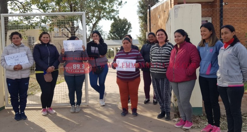 Villa �ngela: PADRES DE ALUMNOS DE LA ESCUELA N�837 SE MANIFIESTAN POR LA SUPERPOBLACI�N EN LAS AULAS DE SUS HIJOS | ??estamos esperando a que se acerquen y ayudarnos a que nuestros hijos tengan una educaci�n de calidad??