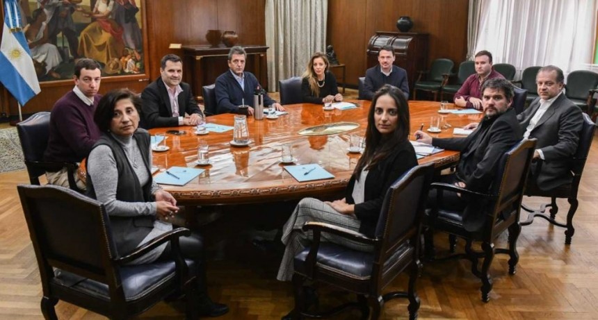 Primera reuni&oacute;n de la nueva secretaria de Energ&iacute;a en la transici&oacute;n con el equipo saliente