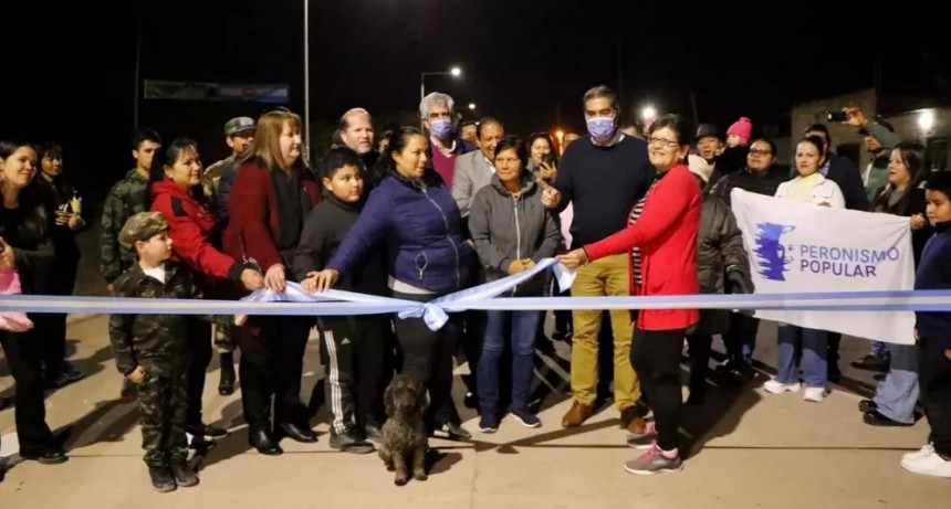 Pampa del Indio celebr&oacute; con pavimento y un play&oacute;n deportivo