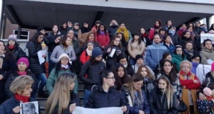 La chaque&ntilde;a v&iacute;ctima de violencia se sum&oacute; a las marchas feministas en Tierra del Fuego
