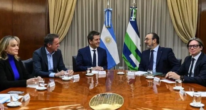 Massa firm&oacute; un convenio con la CAF por u$s 750 millones