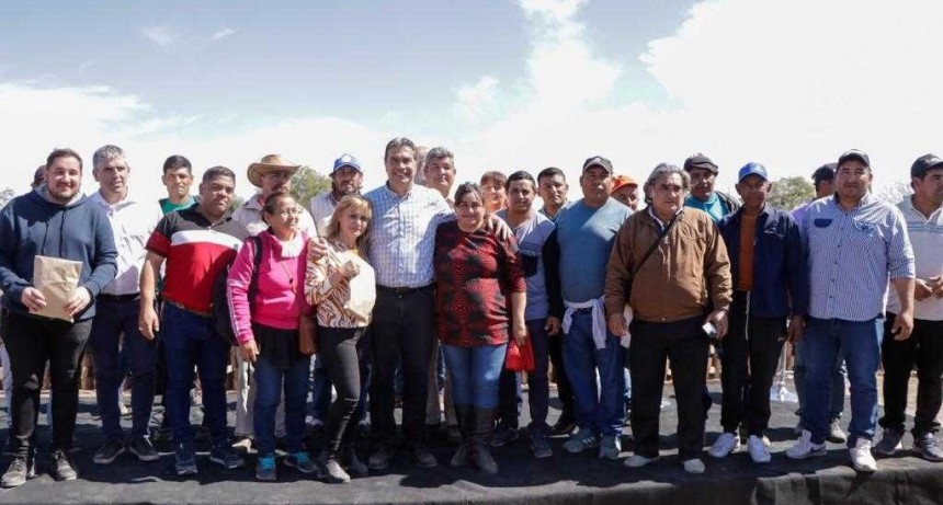Villa &Aacute;ngela: EN EL D&Iacute;A DEL LADRILLERO, EL GOBIERNO ENTREG&Oacute; MAQUINARIAS, HERRAMIENTAS Y SE COMPROMETI&Oacute; A GARANTIZAR LA PRODUCCI&Oacute;N DE 100 VIVIENDAS