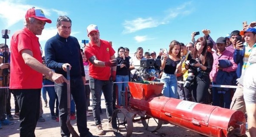 Villa &Aacute;ngela: EL MUNICIPIO ACOMPA&Ntilde;A AL GOBIERNO PROVINCIAL EN LA ENTREGA DE 36 M&Aacute;QUINAS A EMPRENDEDORES LADRILLEROS