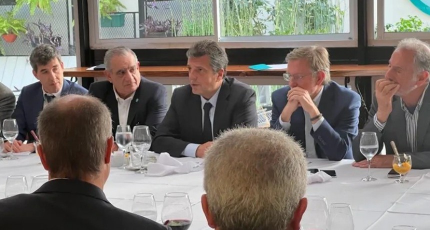 Massa se reuni&oacute; de "sorpresa" con una de las entidades de la Mesa de Enlace: afirman la llegada de posibles anuncios para el campo