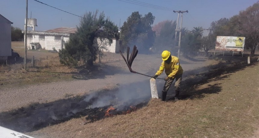 Villa &Aacute;ngela: DIVIS&Oacute;N DE BOMBEROS TUVO QUE INTERVENIR EN UN INCENDIO DE PASTOS QUE SE EXTENDI&Oacute; EN EL ACCESO NORTE DE LA CIUDAD