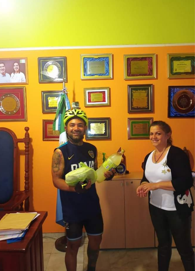 Enrique Urien: EL MUNICIPIO TUVO LA VISITA DEL JOVEN CICLISTA  VIAJERO, NICOLAS VALDEZ