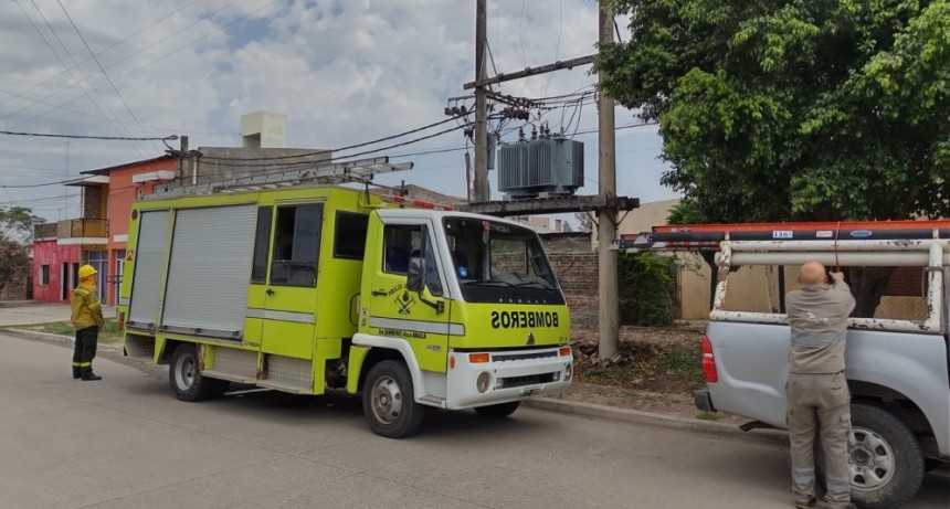 Villa &Aacute;ngela: TRAS EL INCENDIO DE UN TRANSFORMADOR SE HIZO PRESENTE LA DIVISI&Oacute;N DE BOMBEROS PARA APAGAR EL PELIGRO