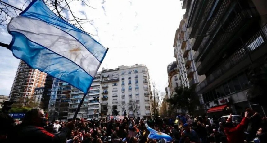 Cristina Kirchner apunt&oacute; contra Larreta por "sitiar" la esquina de su departamento y miles de personas se movilizan en apoyo a la vice