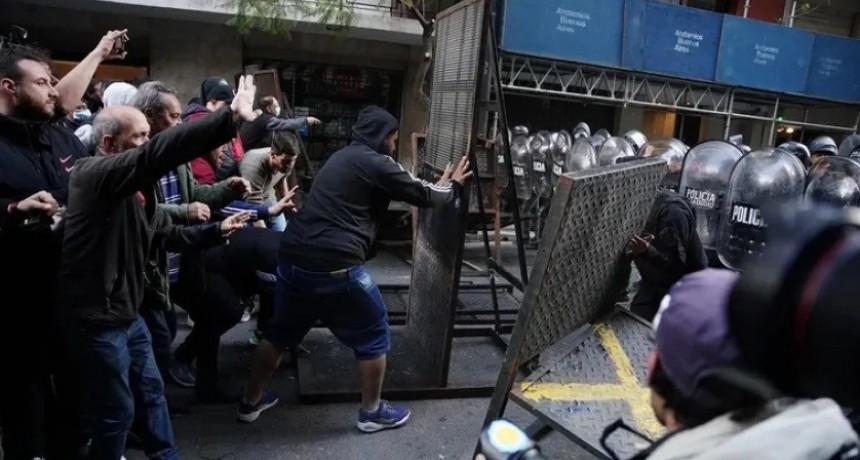 Incidentes frente a la casa de CFK: manifestantes tiraron las vallas y la Polic&iacute;a intent&oacute; dispersarlos