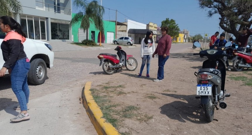 Coronel Du Graty: COLISI&Oacute;N ENTRE DOS MOTOS| UNA DE LAS PROTAGONISTAS MANEJABA CON APENAS 12 A&Ntilde;OS, LA OTRA LLEVABA UNA NENA DE TRES