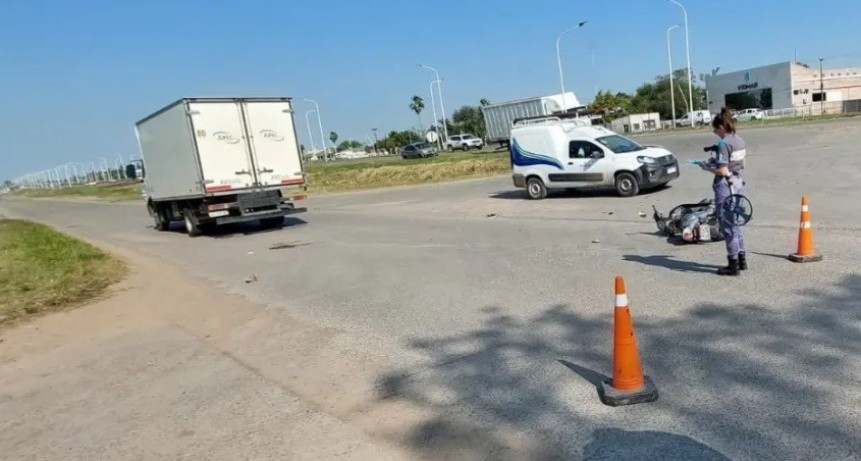 Choque triple en Ruta 16: una mujer en moto perdi&oacute; la vida tras chocar contra un cami&oacute;n