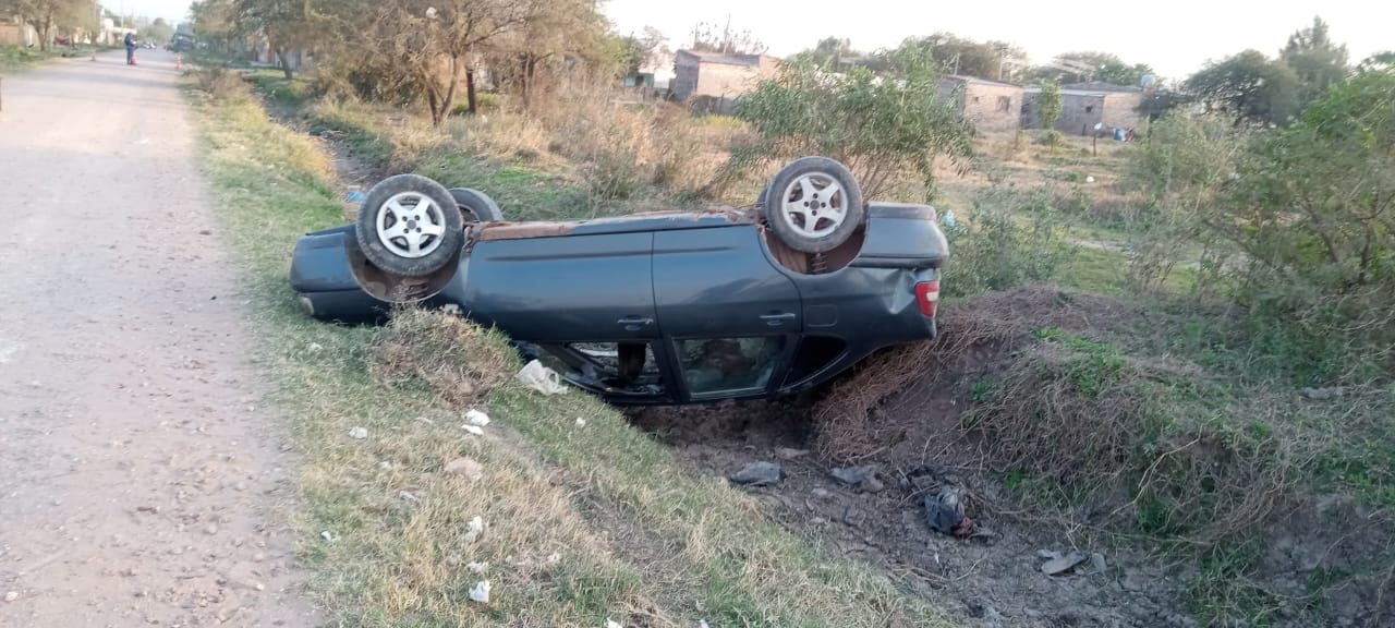 Villa &Aacute;ngela: PERDIO EL CONTROL DE SU AUTO Y FUE A PARAR A UNA ZANJA