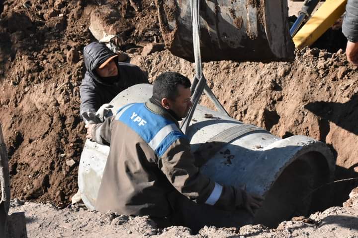LA MUNICIPALIDAD DE VILLA &Aacute;NGELA AVANZA EN LAS OBRAS DE ALCANTARILLADO EN LAS CALLES MENDOZA Y MONTEAGUDO