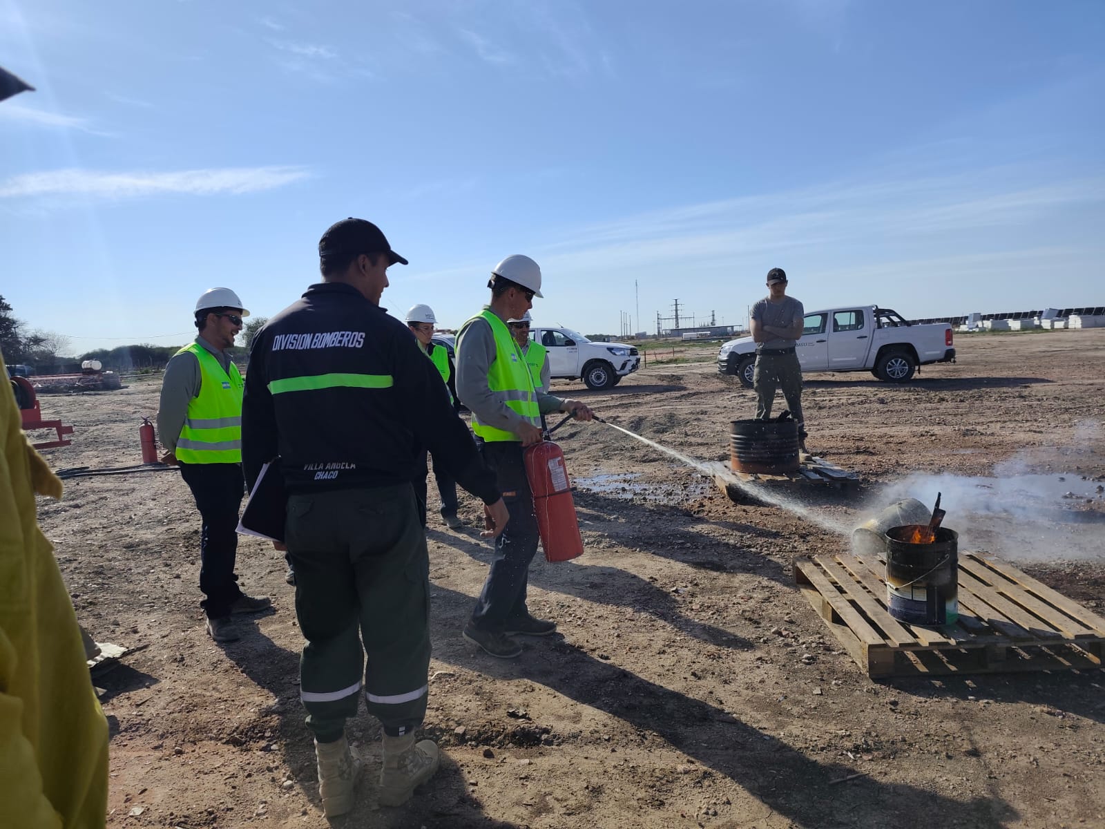 VILLA ÁNGELA: DIVISIÓN BOMBEROS DE LA POLICÍA SE CAPACITÓ EN TEORÍA Y EXTINCIÓN DEL FUEGO
