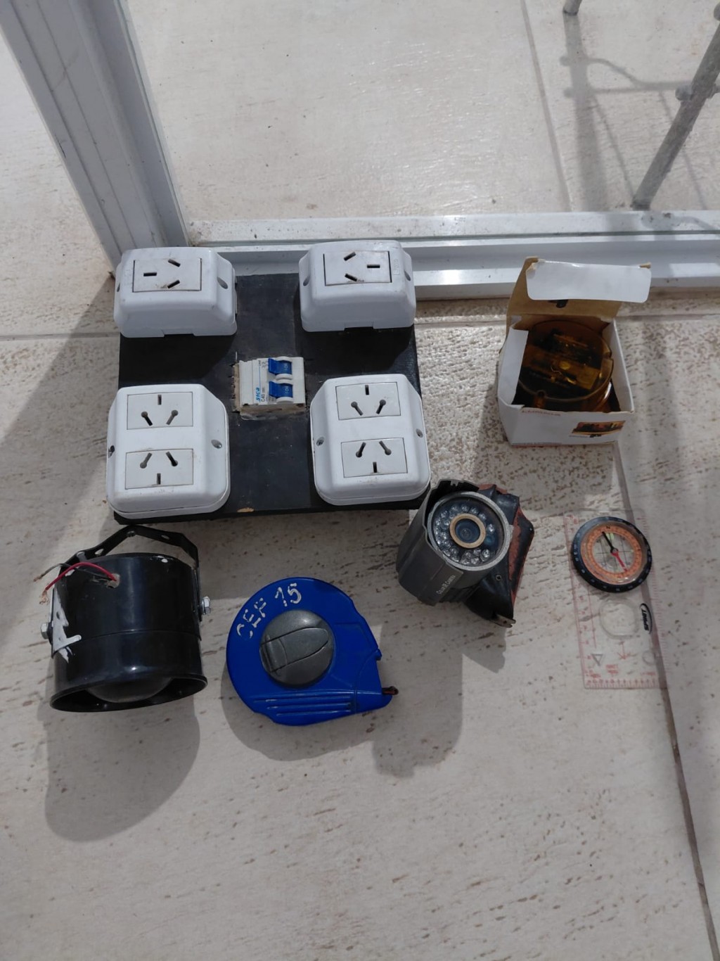 San Bernardo  HALLARON EN UN BALDÍO MATERIALES ELÉCTRICOS SUSTRAÍDOS DE UN ESTABLECIMIENTO EDUCATIVO