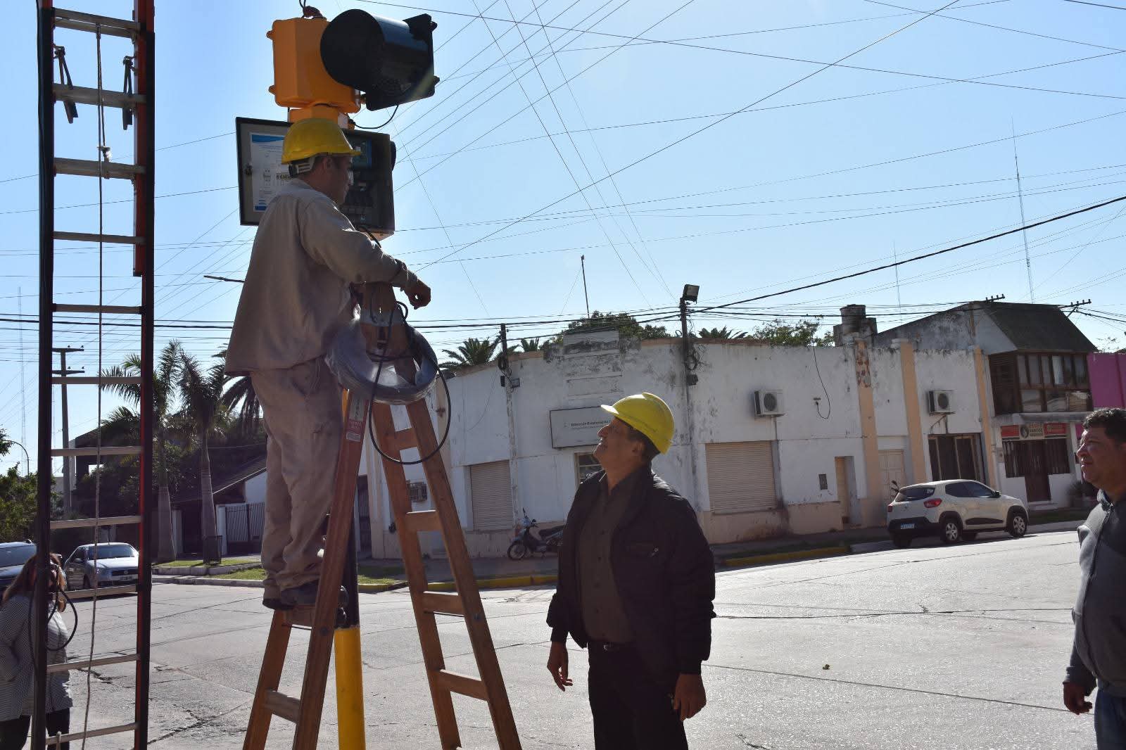 MUNICIPALIDAD DE VILLA ÁNGELA CONTINÚA CON LA INSTALACIÓN DE NUEVOS SEMÁFOROS PARA MEJORAR LA SEGURIDAD VIAL
