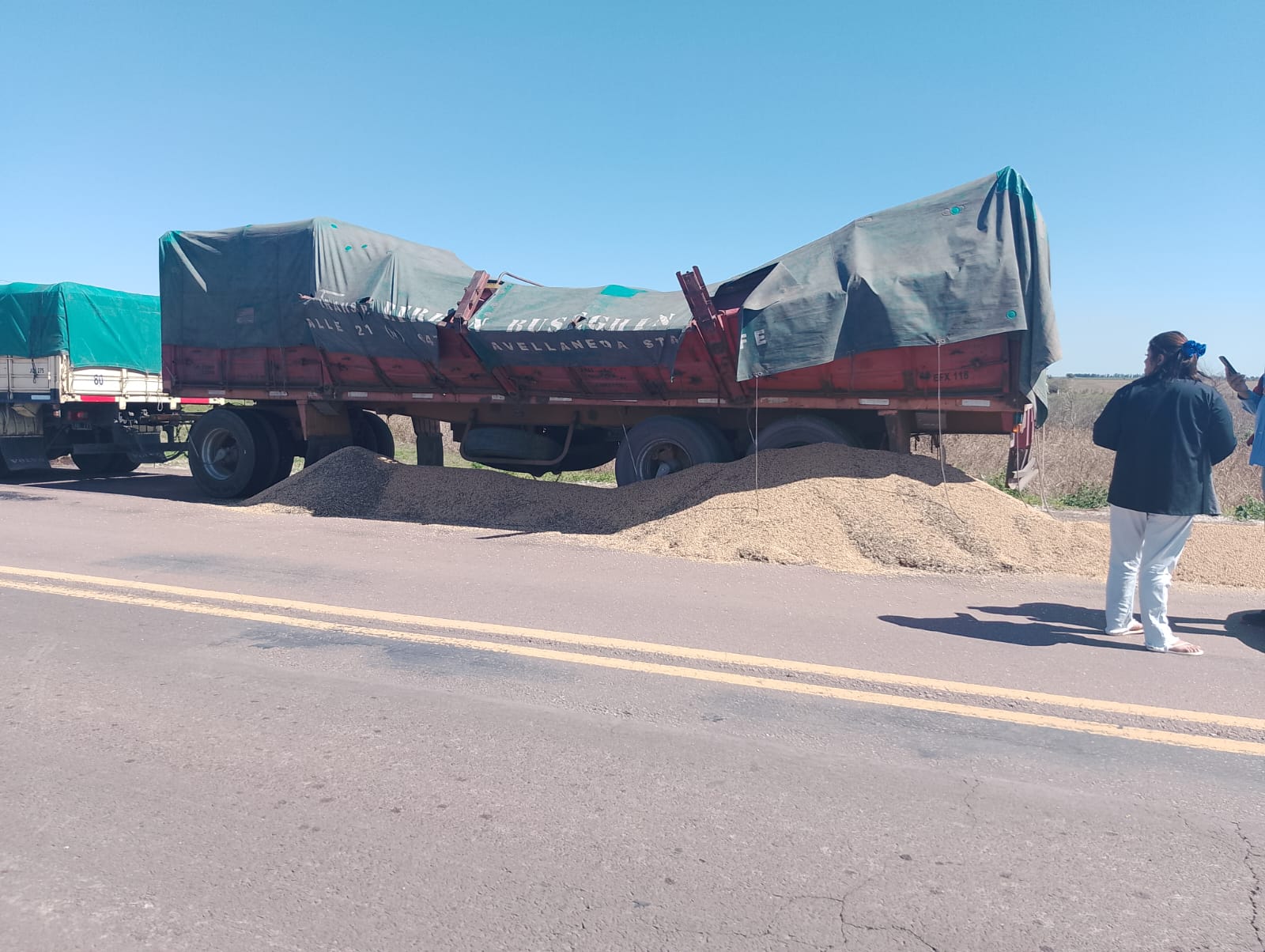 SANTA SYLVINA: CAMIÓN PERDIÓ LA CARGA EN LA RUTA Y CAUSÓ DEMORAS EN EL TRÁNSITO
