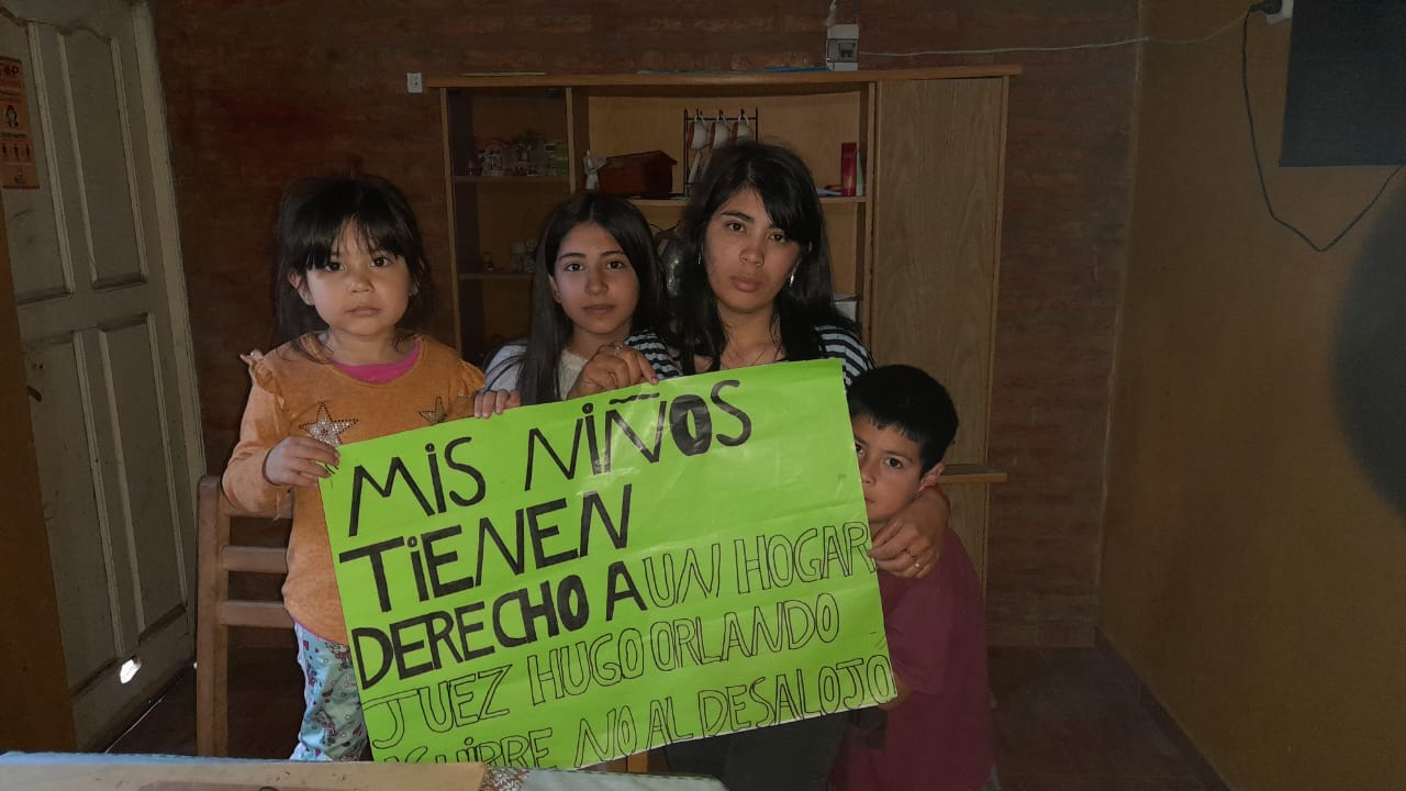 JOVEN MAMÁ Y SUS TRES HIJOS MENORES CONTINÚAN SU LUCHA PARA NO SER DESALOJADOS